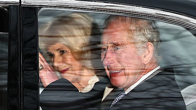 Krl Karel III. a krlovna Camilla jsou po setkn s princem Harry velmi emotivn.