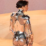 Zendaya pila na premiru ve stbrnm robotm obleku.