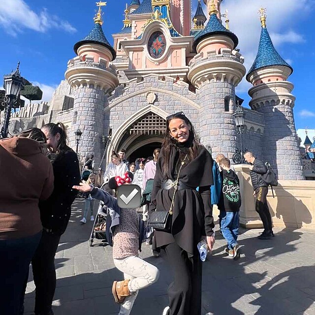 Agta Hanychov s dcerou Miou v Disneylandu.
