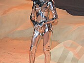 Zendaya p�i�la na premiéru ve st�íbrném robotím obleku.
