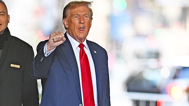 Bval prezident USA Donald Trump odchz ve svm oblbenm modrm obleku s ervenou kravatou z budovy Trump Tower v New Yorku, aby se nachystal na soudn pelen v kauze s pornoherekou Stormy Daniels a penzi za jej mlen.