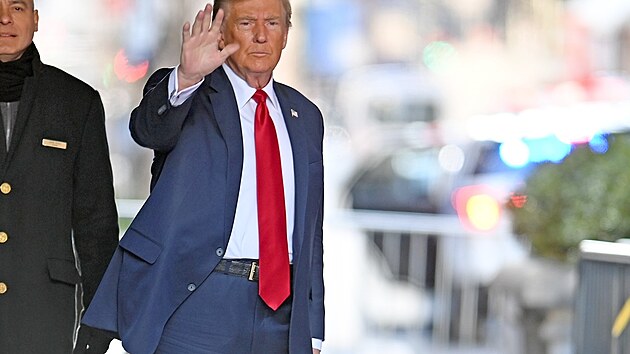 Bval prezident USA Donald Trump odchz ve svm oblbenm modrm obleku s ervenou kravatou z budovy Trump Tower v New Yorku, aby se nachystal na soudn pelen v kauze s pornoherekou Stormy Daniels a penzi za jej mlen.