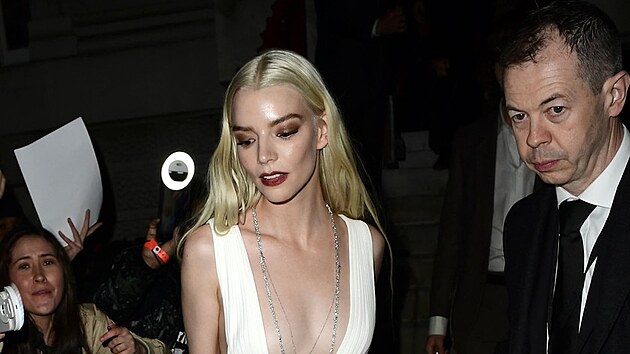 Americk� here�ka a modelka Anya Taylor-Joy zaz��ila na sv�tov� premi��e filmu 'Dune: Part Two' v Lond�n� v dechberouc�ch b�l�ch �atech, ve kter�ch nenechala nikoho bez pov�imnut�.