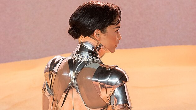 Zendaya p�i�la na premi�ru ve st��brn�m robot�m obleku.