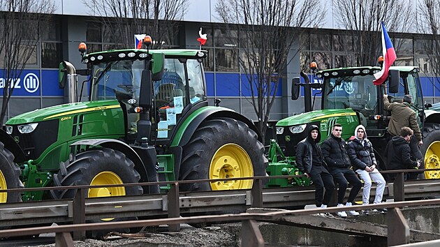 Zemdlci najeli do Prahy v traktorech. Nkte kritici demonstrace poukazuj na to, e se nemaj patn. Cena za traktory na fotografich se pohybuje kolem ty milion korun.