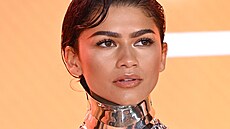 Zendaya p�i�la na premiéru ve st�íbrném robotím obleku.
