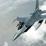 Americk stroj F-16C bhem operace Deny Flight nad Bosnou.