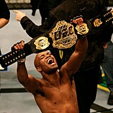 Anderson Silva s psem pro ampiona prestin organizace UFC.