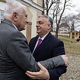Viktor Orbn se s exprezidentem Vclavem Klausem ptelsky objal.