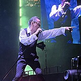 Dave Gahan spolu s Depeche Mode opt odbourali esko.