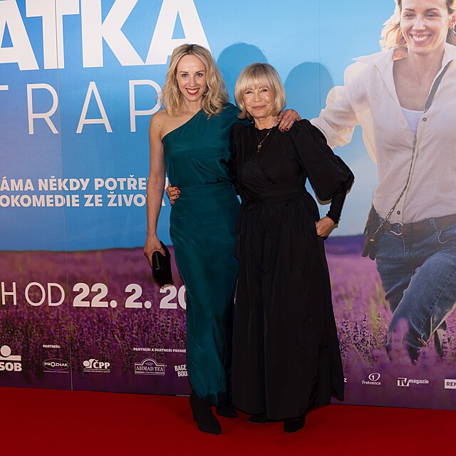 Petra Hebkov na premie filmu Matka v trapu s kolegyn Janou vandovou