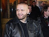 Patrik Rytmus Vrbovský dorazil na premiéru s obím diamantovým prstenem
