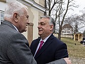 Viktor Orbán se s exprezidentem Václavem Klausem pátelsky objal.