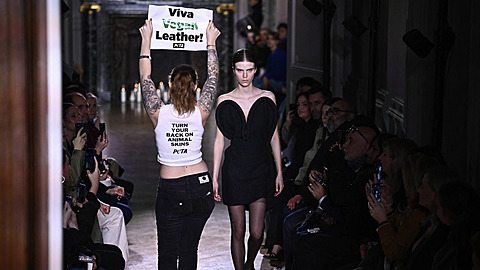 Aktivistky na pehlídce návrháky Victorie Beckham