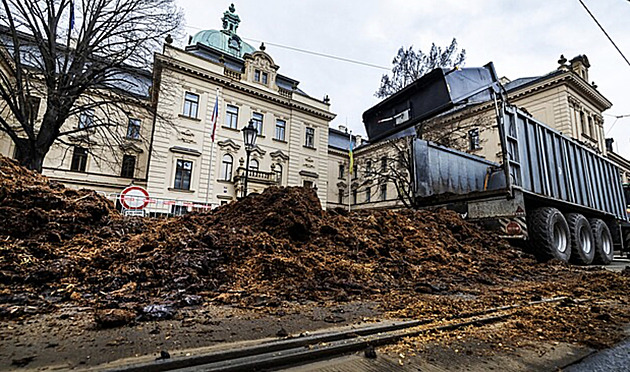 Zemědělci před Úřadem vlády vysypali hnůj. Protesty pokračují
