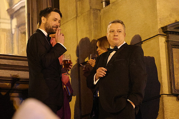 S cigaretkou a pivekem herec Václav Neuil, který si zahrál ve filmu Brati.