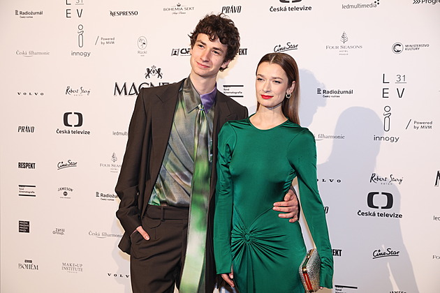 Reportáž: Český lev je oslavou českého filmu. Nejlepší herečkou je Simona Peková, na galavečeru se objevil i Kazma