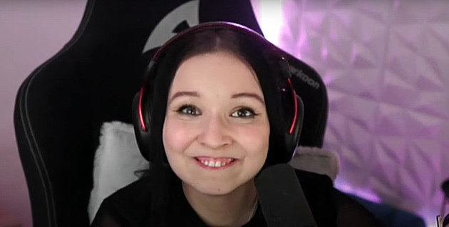 Streamerka Mayyya jela v obci přes 115 kilometrů v hodině. Hrozí jí pokuta?