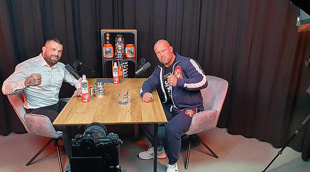 Z Vémoly se stal moderátor. Ve vlastním podcastu se nechává svými hosty škrtit