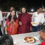Anant a jeho snoubenka Radhika na charitativn veei pro chud indick...