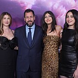 Adam Sandler a Jackie Sandler a jejich dcery na filmov premie