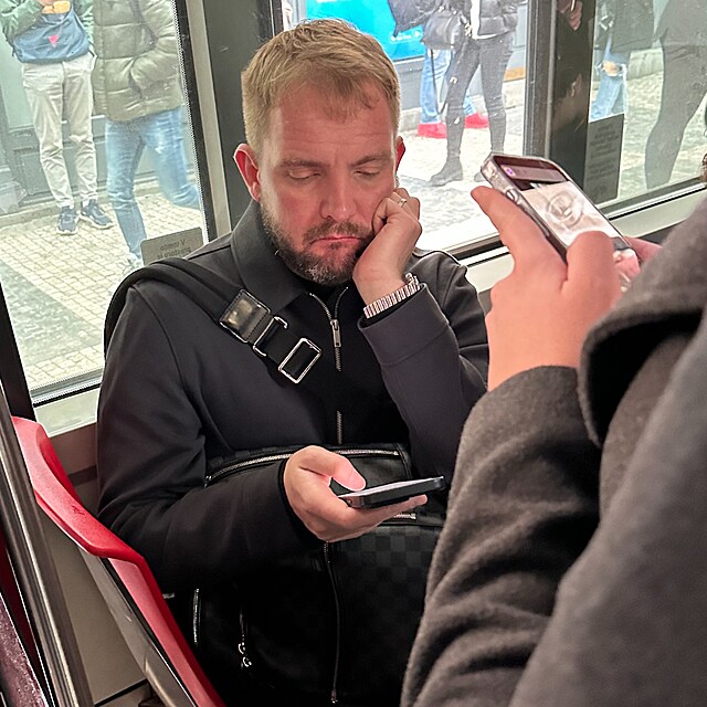 Libor Bou�ek sice m� luxusn� porsche, ov�em po Praze jezd� tramvaj�. A pa�� hada.