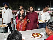 Anant a jeho snoubenka Radhika na charitativní veei pro chudé indické...
