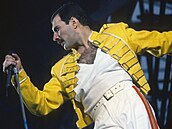 Freddie Mercury bhem legendárního koncertu ve Wembley v roce 1986