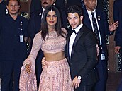 Indická here�ka a zp�va�ka Priyanka Chopra v doprovodu Nicka Jonase
