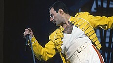Freddie Mercury bhem legendárního koncertu ve Wembley v roce 1986