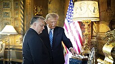 Republikánský prezidentský kandidát Donald Trump hovo�í s ma�arským premiérem...