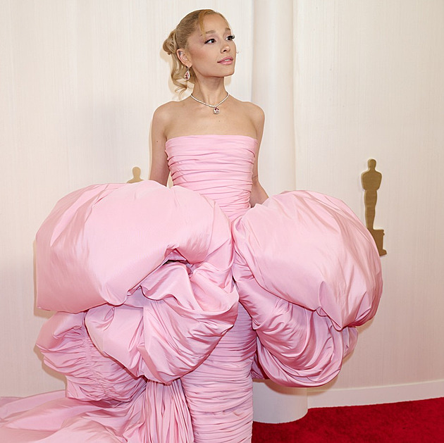 Ariana Grande promluvila otevřeně o tlaku krásy a kritice svého vzhledu