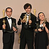Roztomil japonsk godzillov delegace se svm Oscarem za vizuln efekty