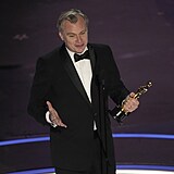 Christopher Nolan se svm Oscarem za reii filmu Oppenheimer.