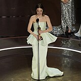 Emma Stone se svm Oscarem za hlavn roli ve filmu Chudci.