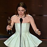 Emma Stone se svm Oscarem za nejlep hlavn enskou roli ve filmu Chudci.