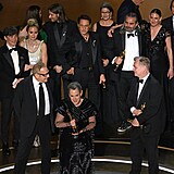 Delegace filmu Oppenheimer pebr Oscara za nejlep film.