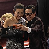 Michelle Yeoh a Ke Huy Quan z oscarovho filmu Vechno, vude, najednou si...