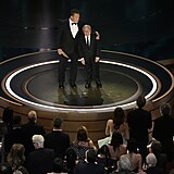 Arnold Schwarzenegger a Danny DeVito spolu pedvj cenu za vizuln efekty,...