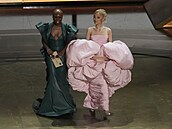Cynthia Erivo a Ariana Grande p�edávájí cenu za nejlep�í píse�, Oscara získala...
