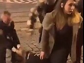 Opilý policista brutáln napadl dívku