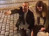Opilý policista s pítelkyní brutáln napadli dívku
