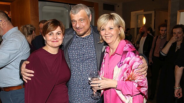 Roman Vaněk společně s jeho manželkou a Evou Pavlovou na křtu nové kuchařky