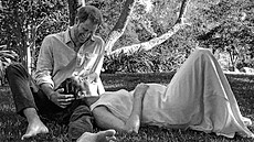 Slavná fotka, pomocí které Harry a Meghan oznamovali t�hotenství. Strom na ni...