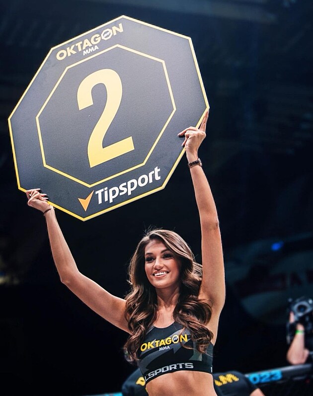 Dominika je zrove i ring girl Oktagonu.