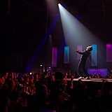 Party atmosfra dostala nov rozmr s originln live show v reii charismatickho Leoe Maree a jeho host.
