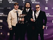 Calin pevzal Andla za skladbu Safír i za Viktora Sheena.