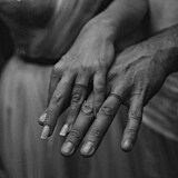 Andrea Pomeje a Petr Plaek ukazuj propleten ruce s tetovanmi prstnky,...