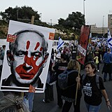 V Jeruzalm se dnes sely desetitisce lid na demonstraci proti vld...