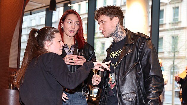 Kate�ina Klinderov� alias Kundosaki s p��telem na otv�ra�ce nov� restaurace Fuze